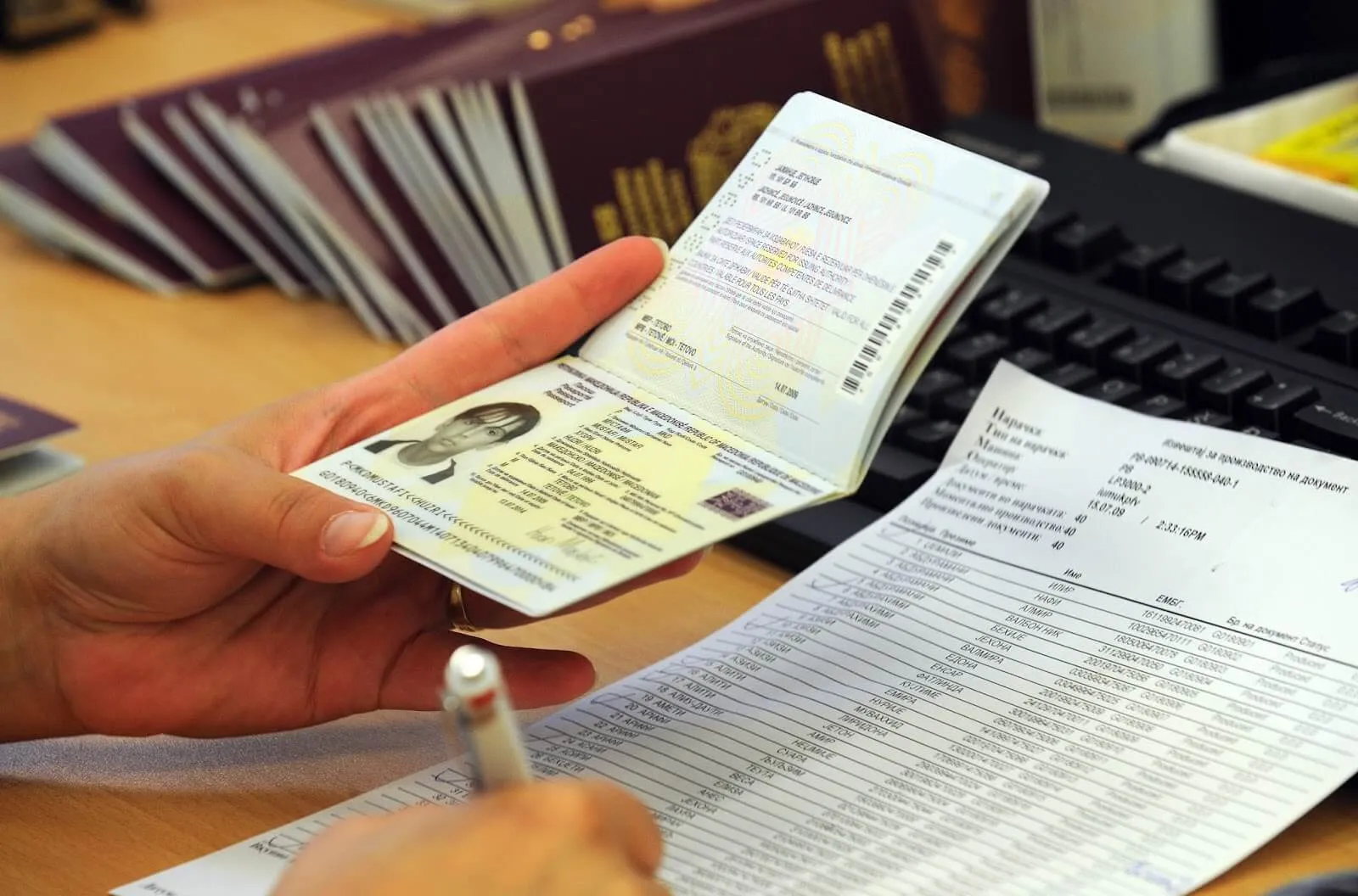 Visa thương mại được kiểm tra trước khi bay.jpg