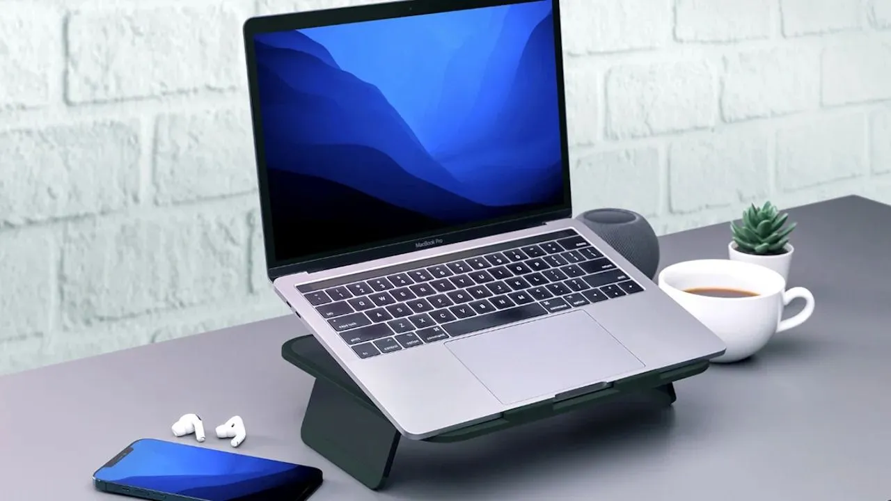 để máy tính trên mặt phẳng phù hợp.jpg